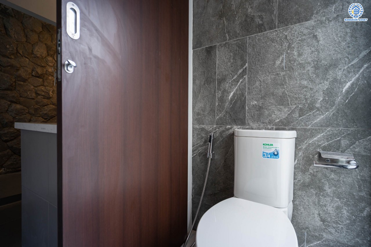 บ้านมือสองตกแต่งใหม่ ม.ซอย พหลโยธิน56 พหลโยธิน บ้านเดี่ยวหลังใหญ่ ภายในตกแต่งหรูหรา บนเนื้อที่เยอะถึง 98.60 ตร.ว. 3 ห้องนอน 3 ห้องน้ำ 2 ที่จอดรถ บรรยากาศเป็นส่วนตัว พร้อมมีสระน้ำในตัว บนพื้นที่กว่า 430 ตร.ม. บนทำเลที่ดี เชื่อมต่อถนน พหลโยธิน, ลำลูกกา, วิภาวดี-รังสิต เดินทางสะดวกใกล้รถไฟฟ้า สถานี "แยก คปอ, คูคต"